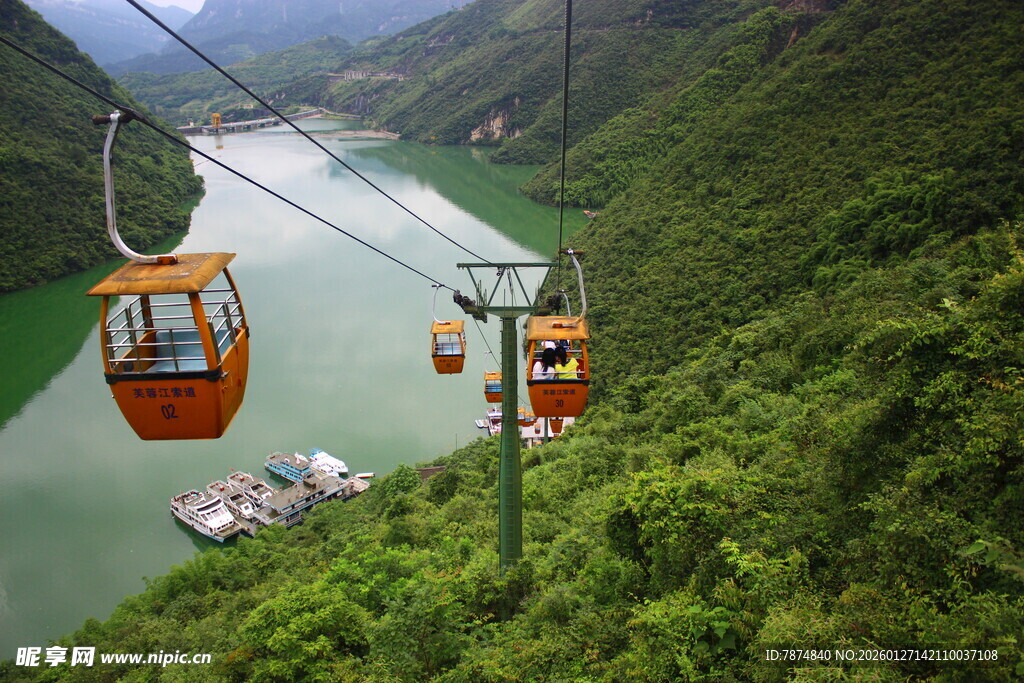 山间缆车穿梭于绿水青山间