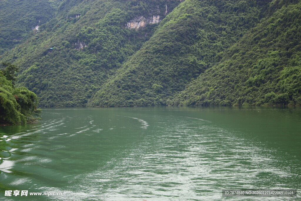 青山绿水间的悠悠江面