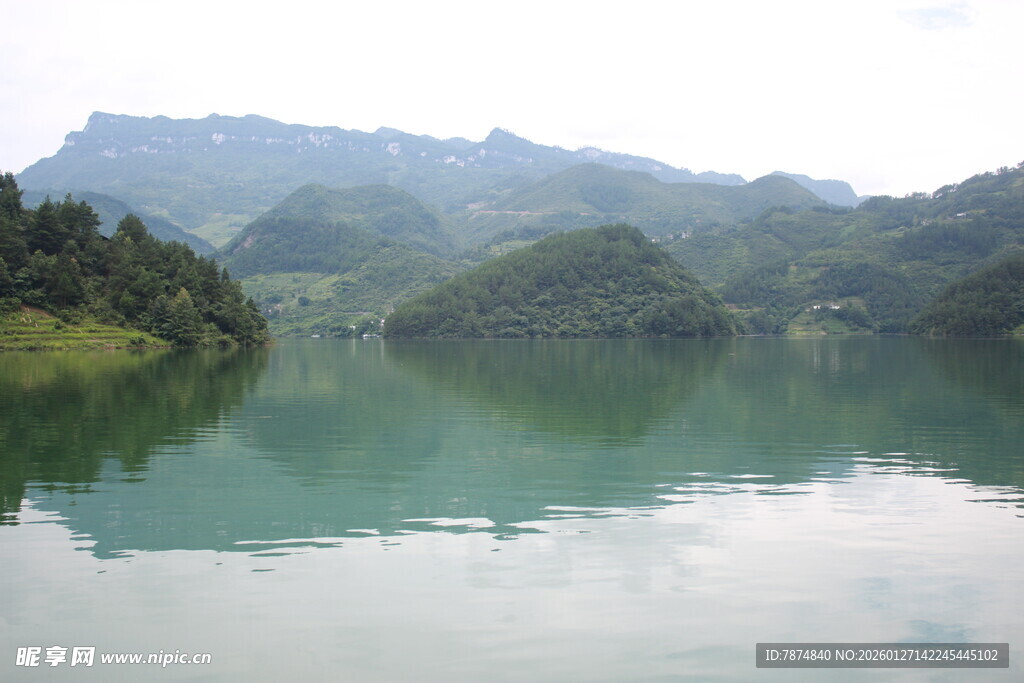 青山绿水间的静谧湖泊