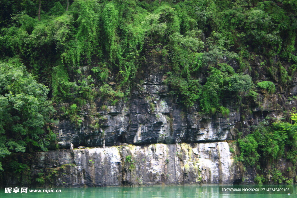 青山绿水间的岩壁风光
