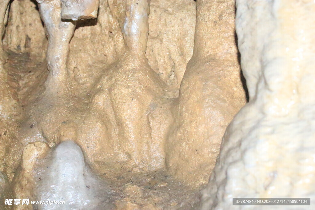 洞穴内奇特的钟乳石景观