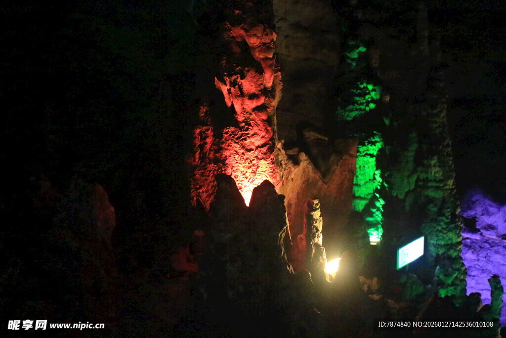 神秘洞穴中的奇幻光影