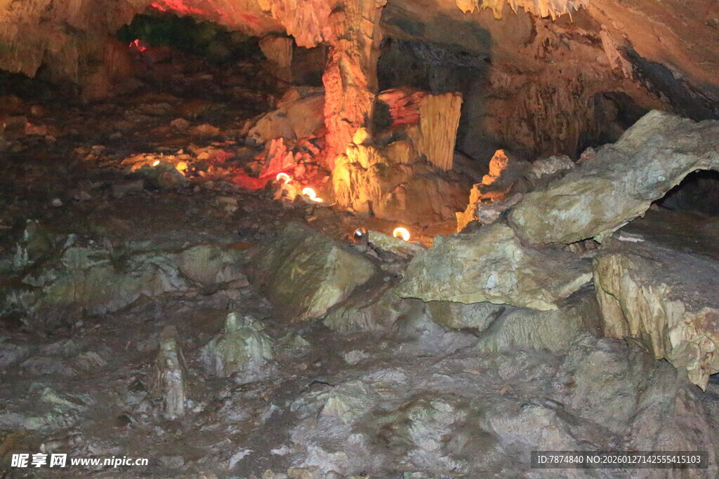 神秘洞穴内的岩石景观