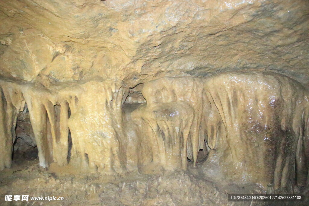 地下溶洞的钟乳石景观