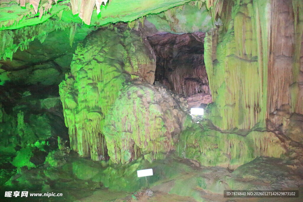 神秘洞穴内的奇幻绿色景观