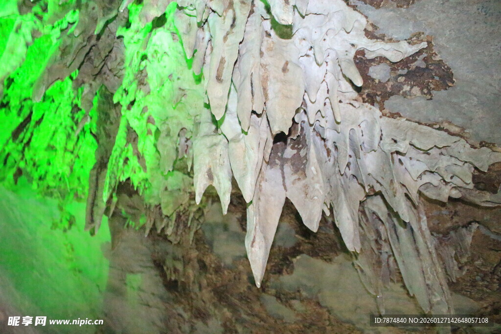 洞穴内奇特的钟乳石景观