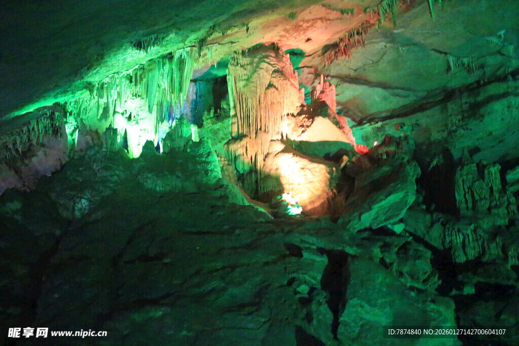 神秘洞穴内的奇幻光影景观