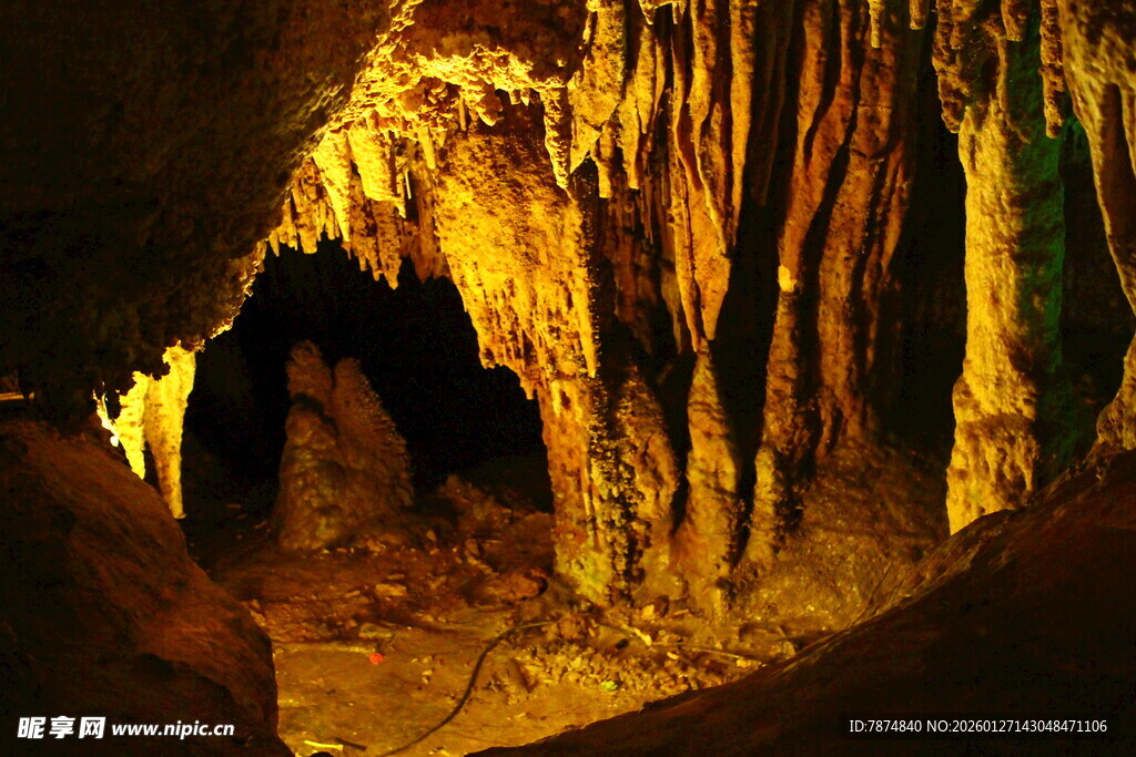 洞穴内绚丽的钟乳石景观