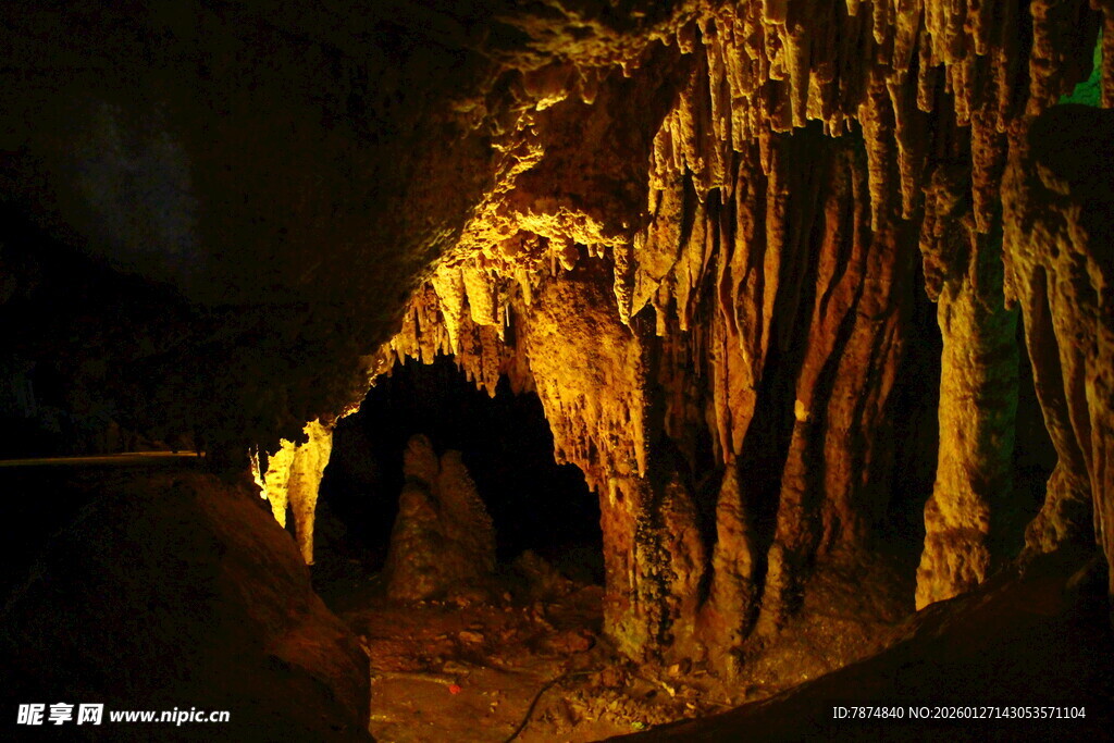神秘洞穴内的奇幻钟乳石