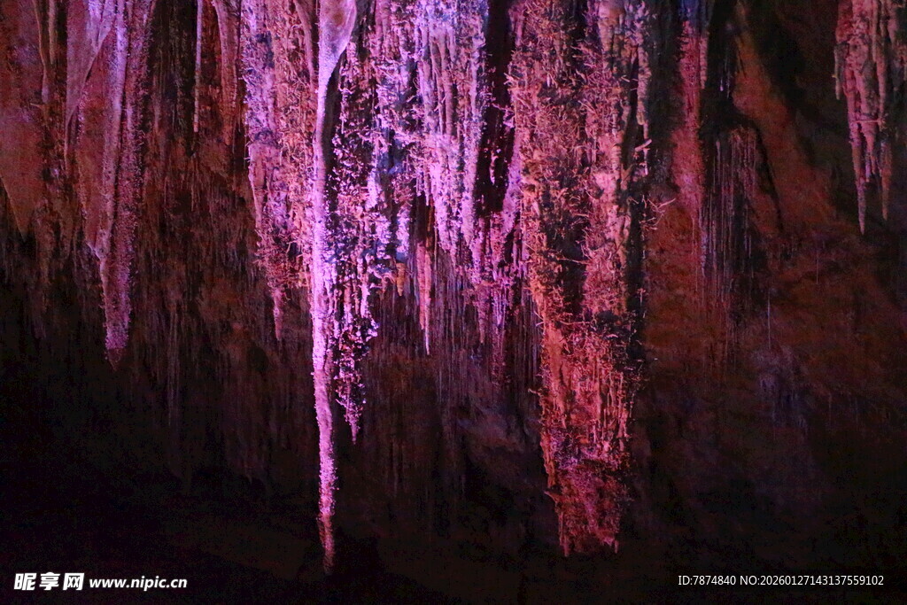 梦幻紫色钟乳石景观