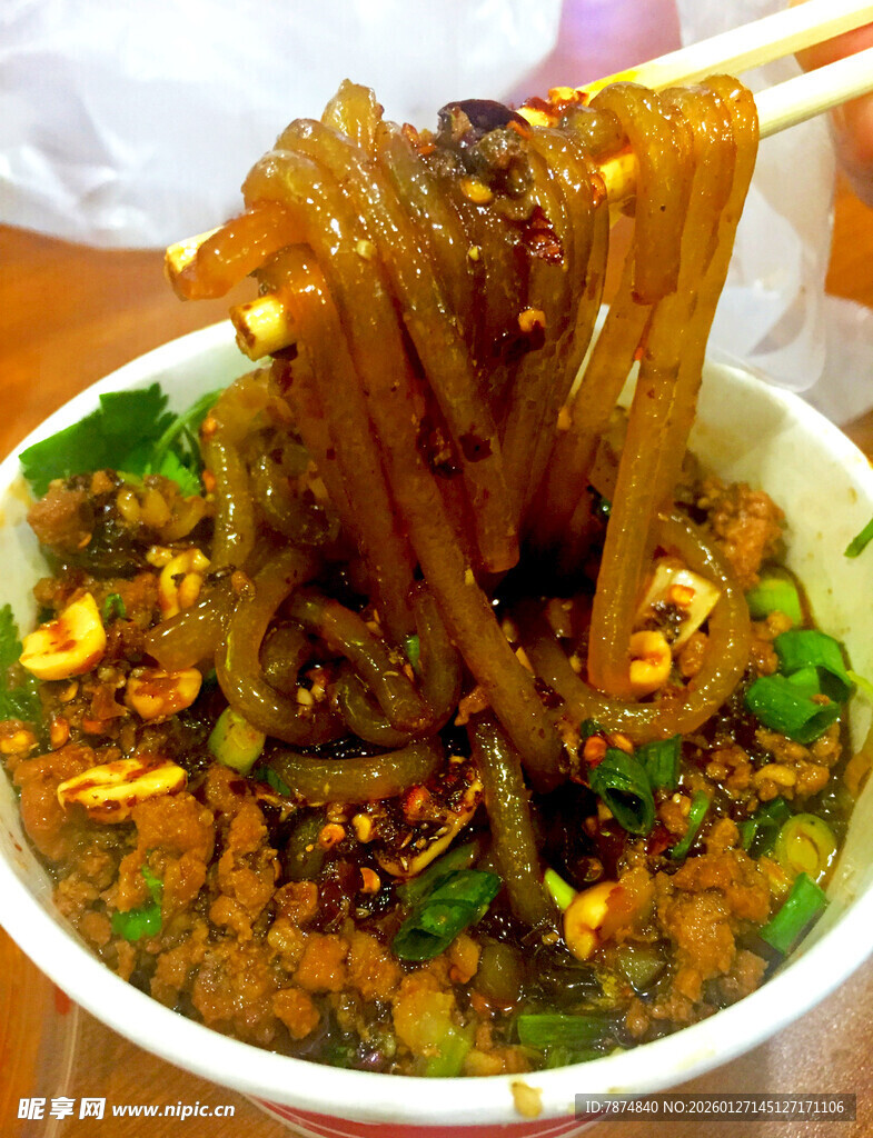 美味酸辣粉诱人呈现
