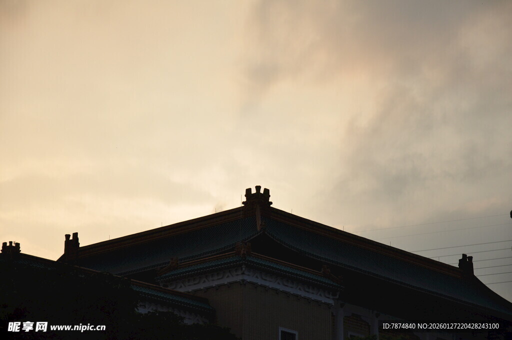 黄昏下的建筑屋顶剪影