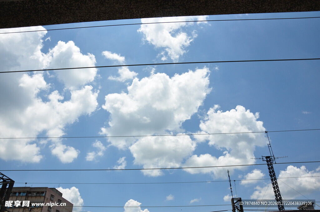 蓝天白云下的城市天际线