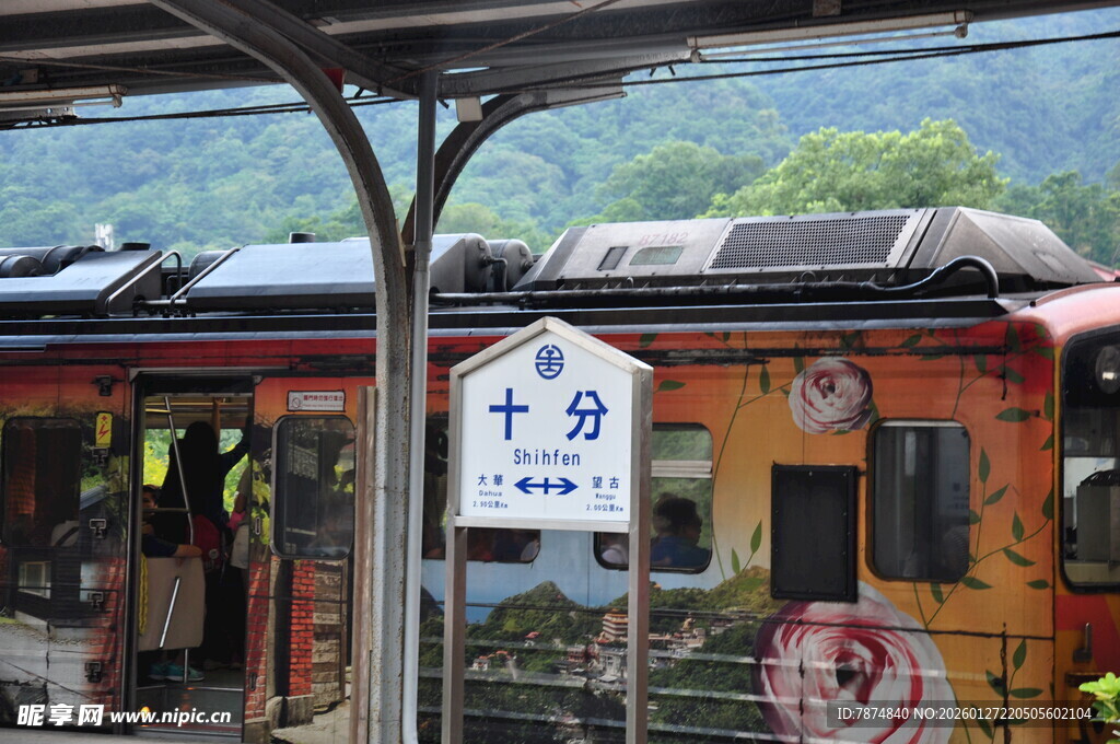 复古站台旁的特色列车