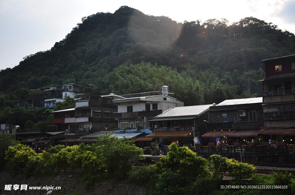 山村美景 阳光洒落村落