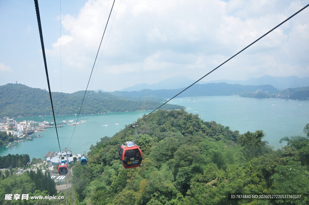 缆车穿梭于青山碧水间