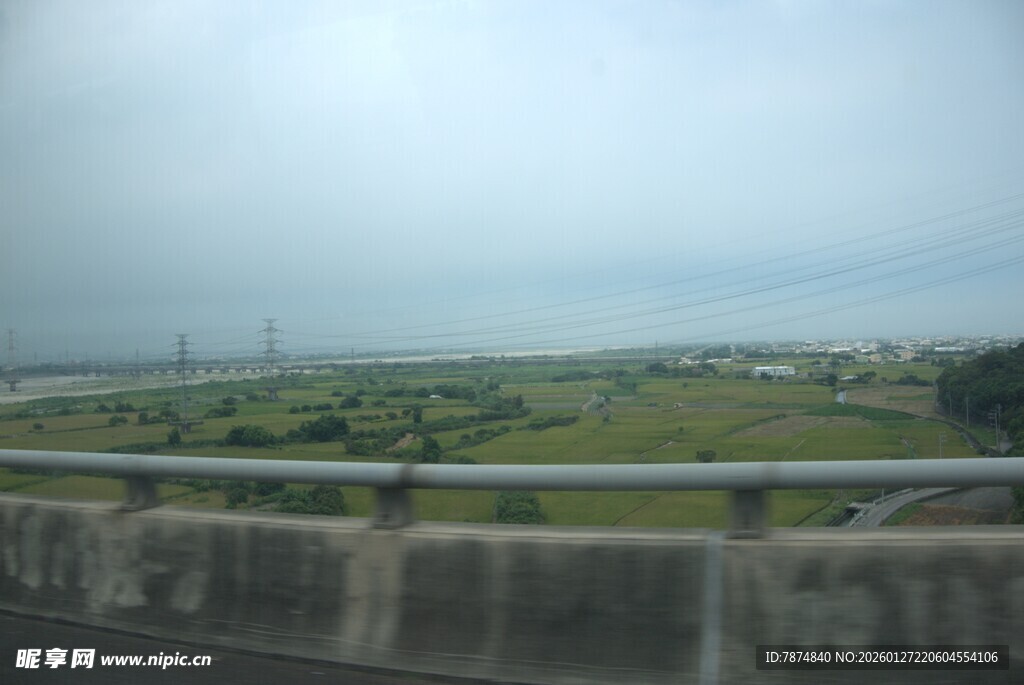 车窗外的田野风光