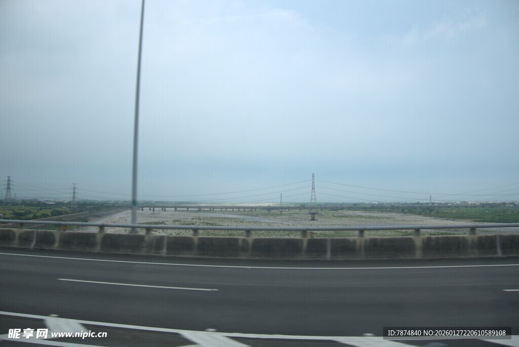 公路上的护栏与远处景象