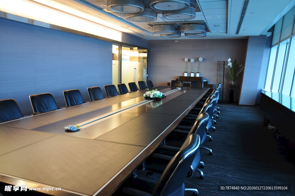 宽敞明亮的会议室场景