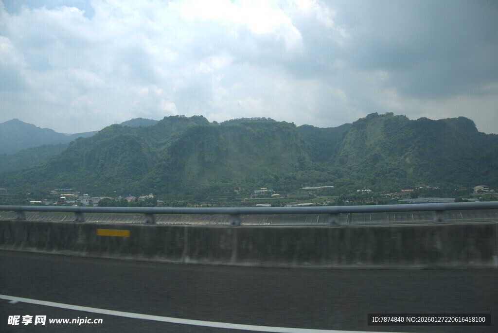 公路旁的山峦与建筑景观