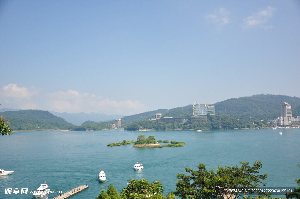 湖畔美景 碧波蓝天伴小岛