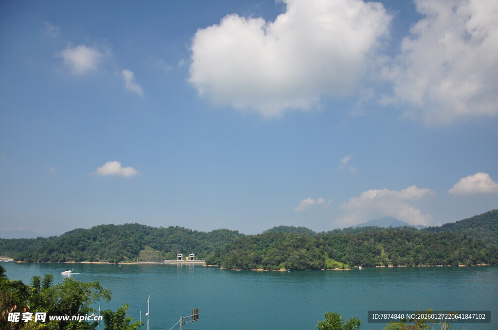 美丽湖景与远山蓝天白云