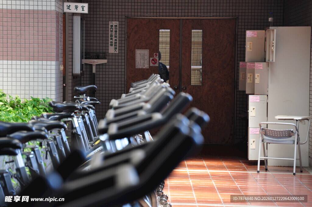 健身房内排列整齐的跑步机