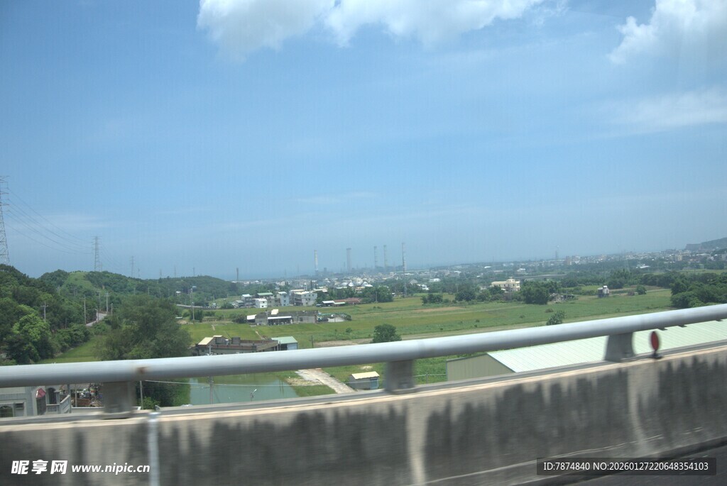 公路边的开阔自然风光