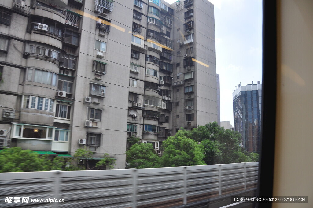 窗外高层住宅楼景观