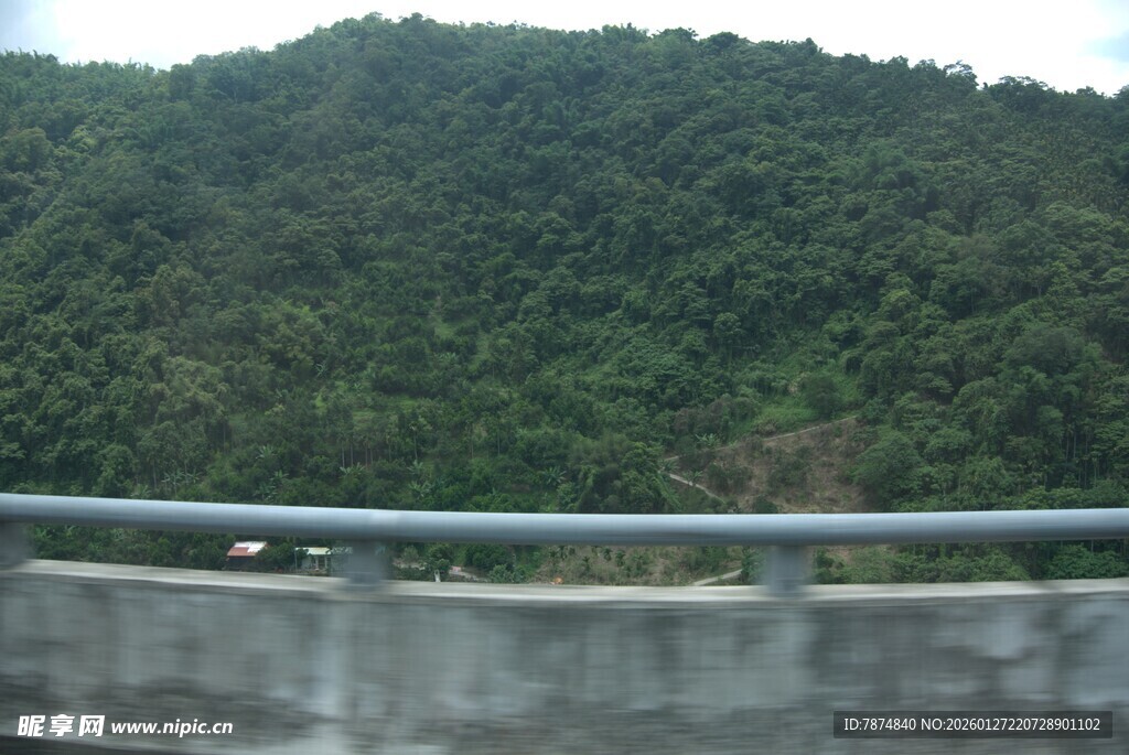 公路旁的葱郁青山