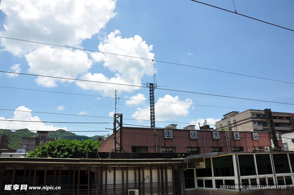 老旧厂房与蓝天白云景象