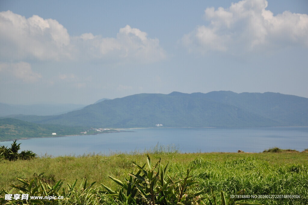 湖畔绿野与远山美景