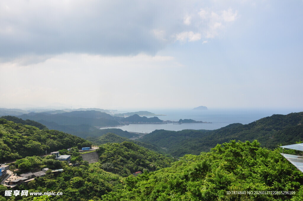 青山碧海间的秀丽风光