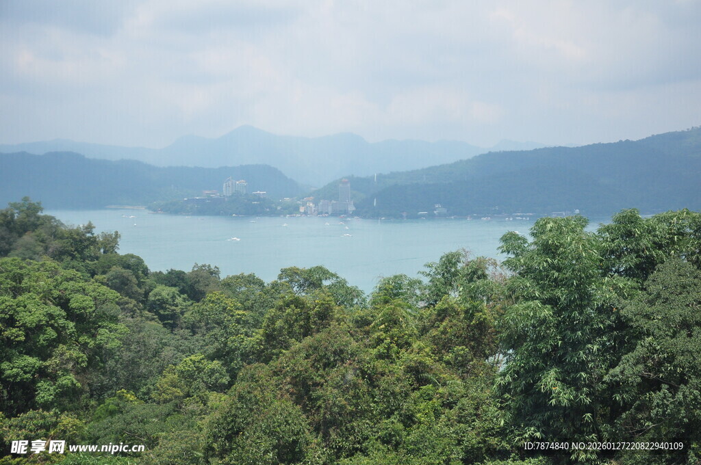 山林间的静谧湖景风光