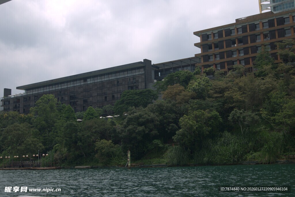 河畔绿树环绕的建筑景观