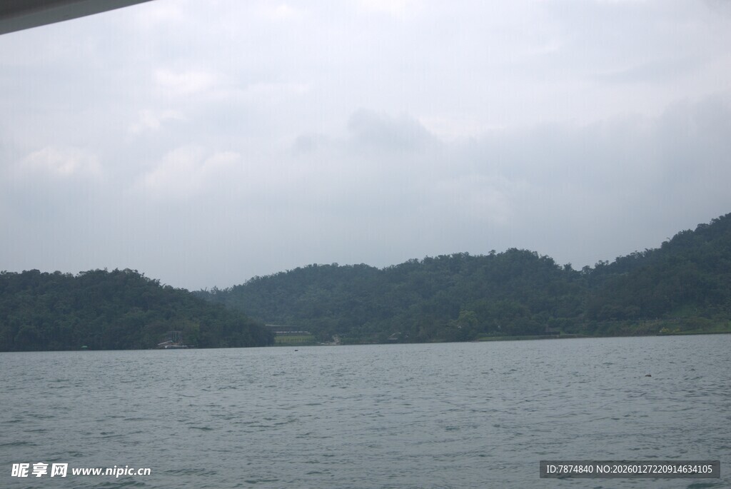 湖光山色间的宁静景致