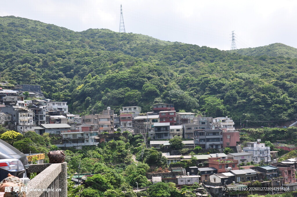 山间错落有致的多彩民居