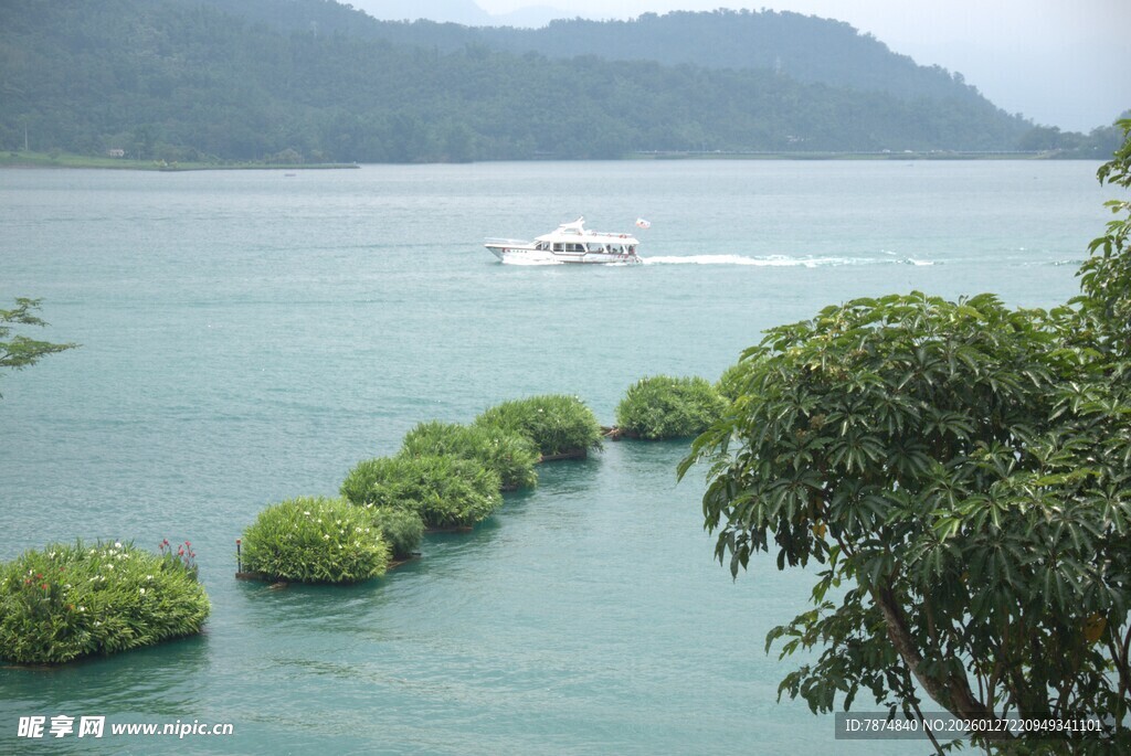 湖中小岛与游船的美丽景致