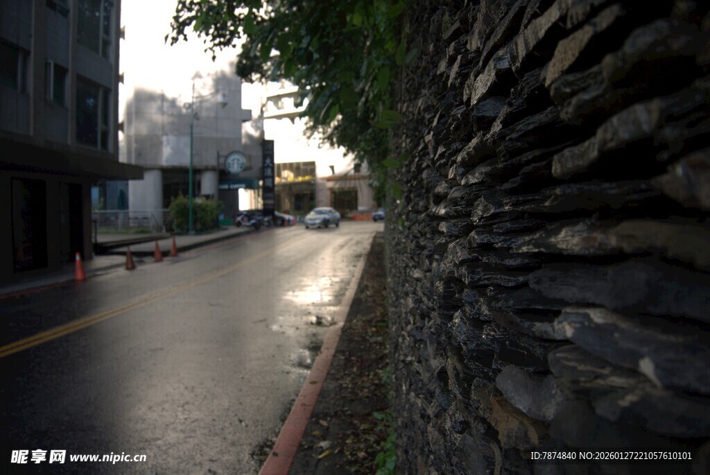 石墙边的城市街道景象
