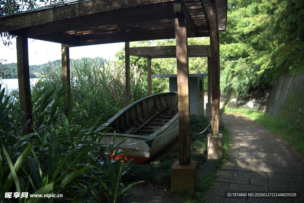 湖畔木质凉亭旁的小船