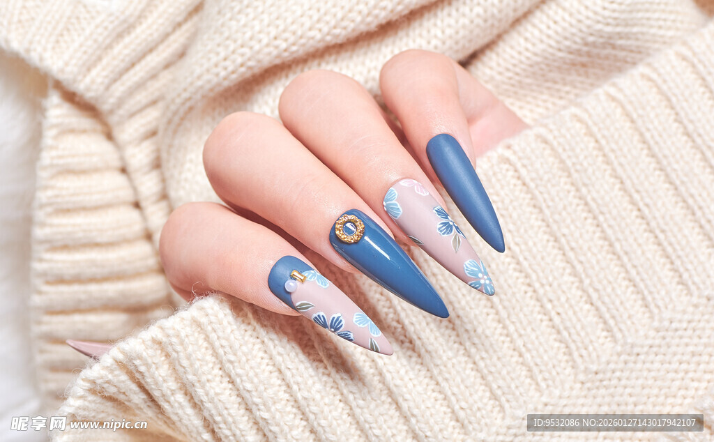 蓝色渐变美甲特写