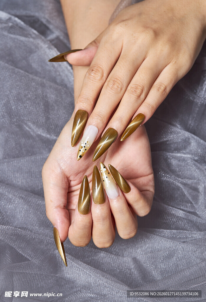 奢华金色美甲手部特写