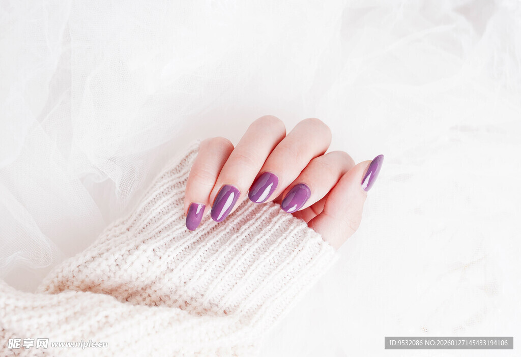 紫色美甲搭配白色毛衣