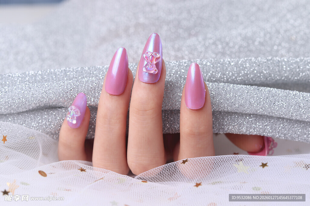 粉色美甲配闪亮装饰