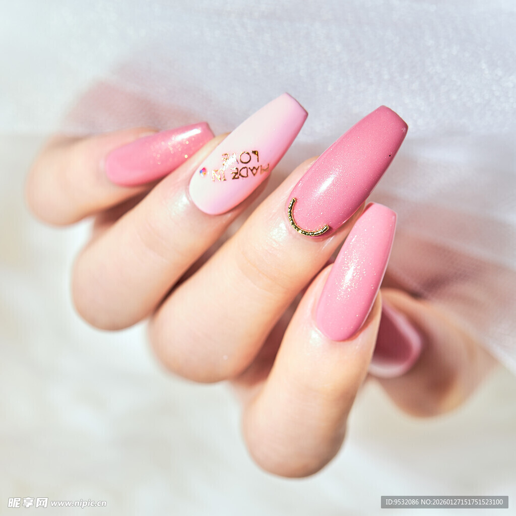 粉色美甲