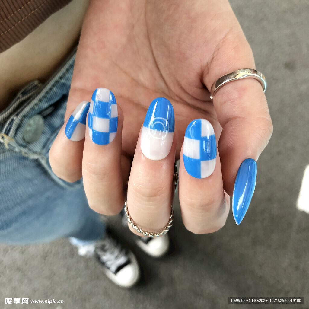 蓝白棋盘格美甲展示