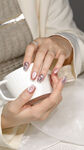 精致美甲女性手持白杯
