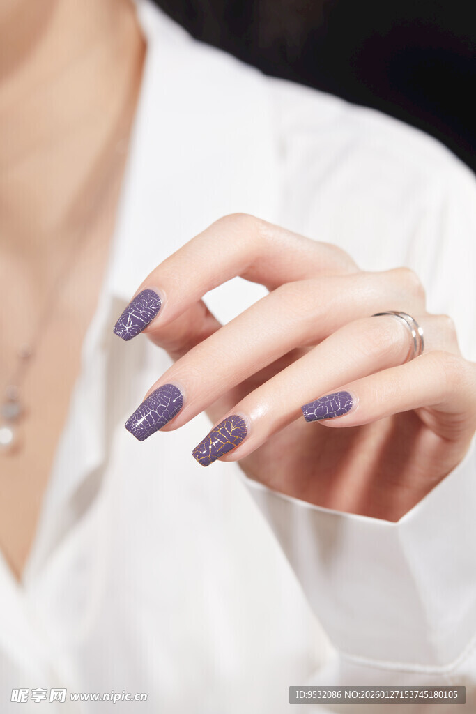 紫色美甲特写