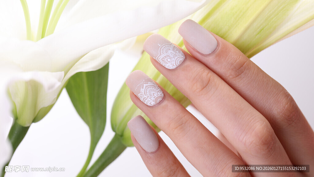 优雅美甲搭配清新百合花