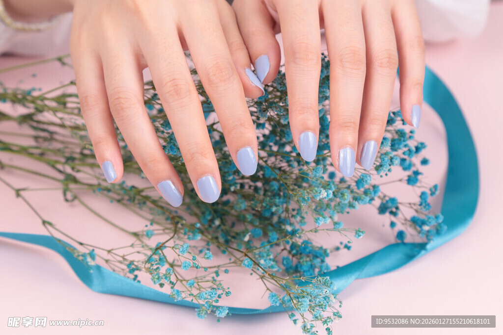 精致美甲搭配清新蓝花